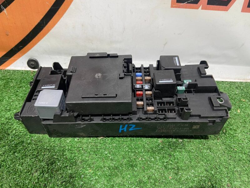 LR098969 Fuse Box Land Rover Discovery 5 L462 (2017-) Used - Image 18