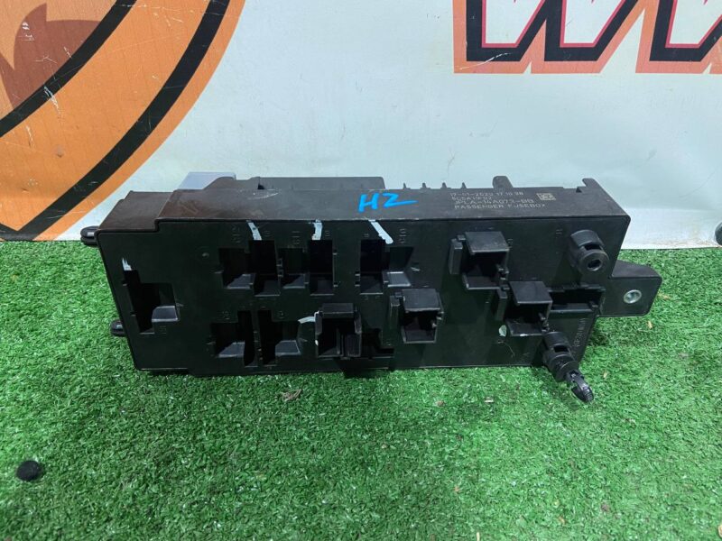 LR098969 Fuse Box Land Rover Discovery 5 L462 (2017-) Used - Image 19