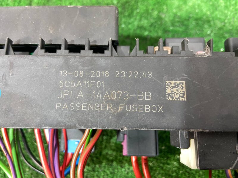 LR098969 Fuse Box Land Rover Discovery 5 L462 (2017-) Used - Image 24