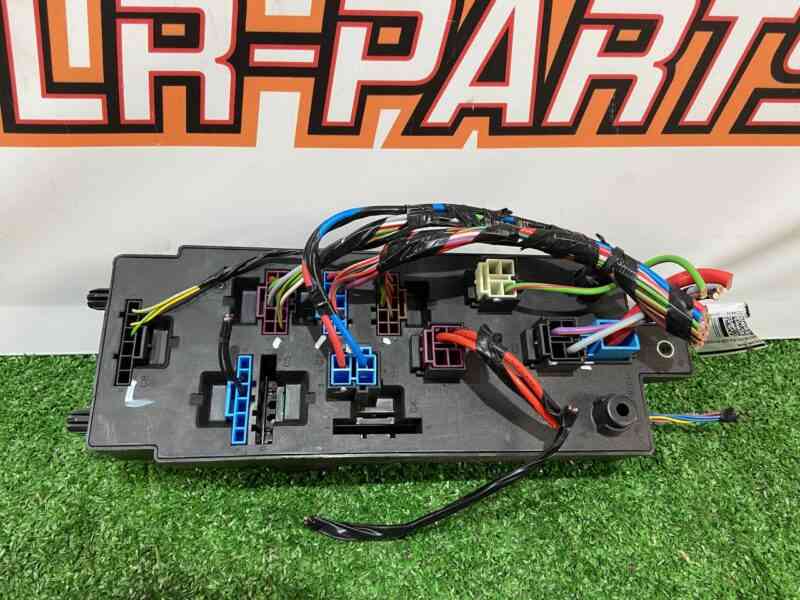 LR098969 Fuse Box Land Rover Discovery 5 L462 (2017-) Used cost 155 € in stock 4 pcs.