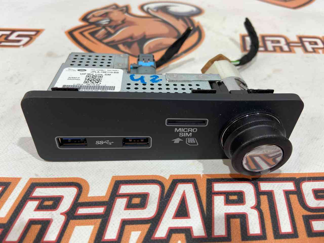 LR106219 USB SIM connector Range Rover Sport L494 (2014-2022) Used cost 150 € in stock 1 pcs.