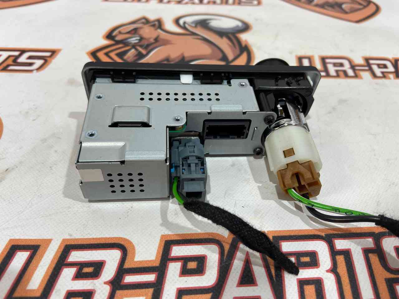 LR106219 USB SIM connector Range Rover Sport L494 (2014-2022) Used cost 150 € in stock 1 pcs.