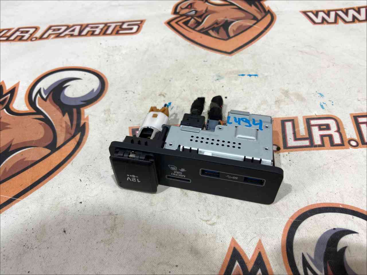 LR106219 USB SIM connector Range Rover Sport L494 (2014-2022) Used cost 150 € in stock 1 pcs.