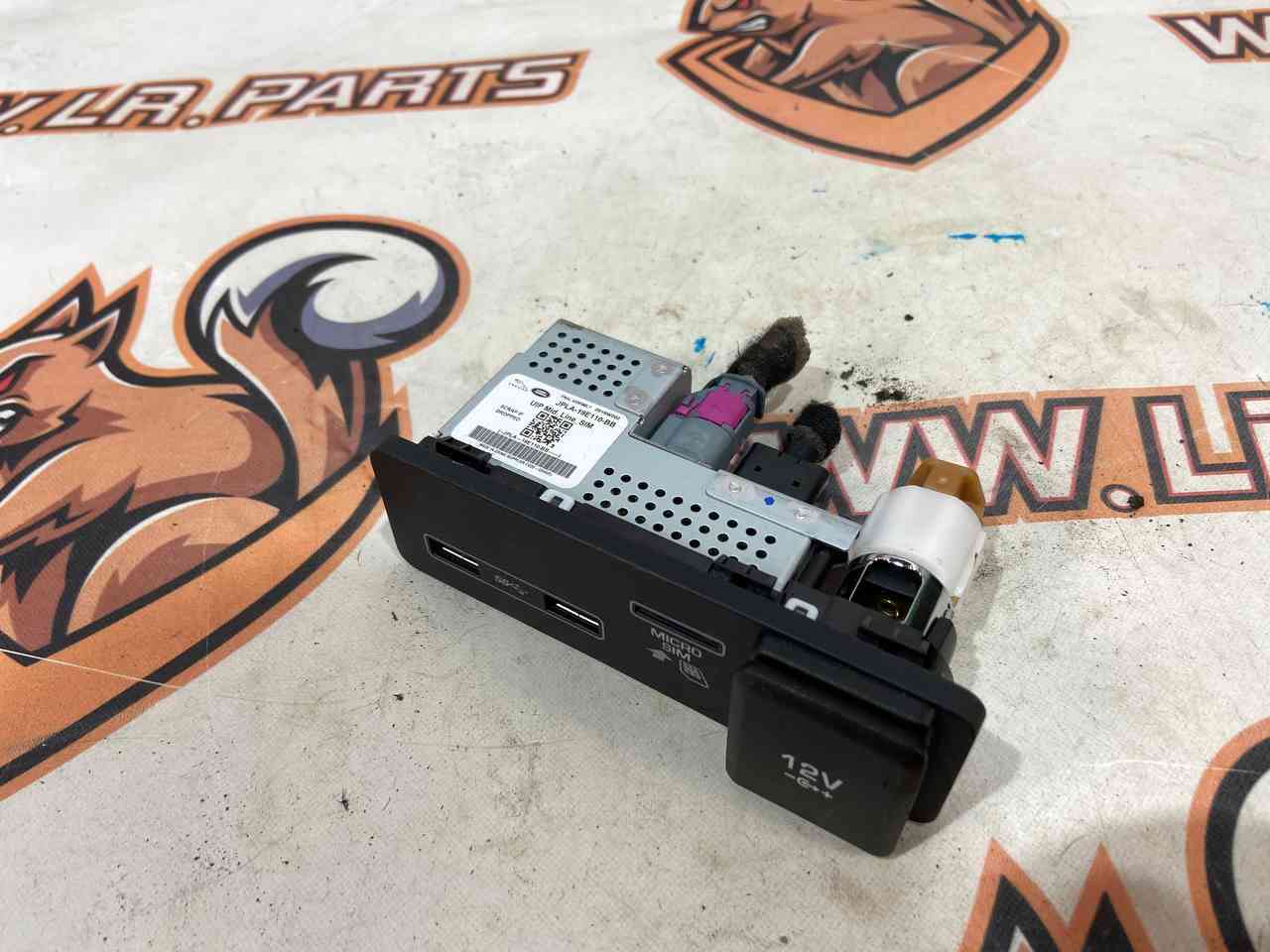 LR106219 USB SIM connector Range Rover Sport L494 (2014-2022) Used cost 150 € in stock 1 pcs.