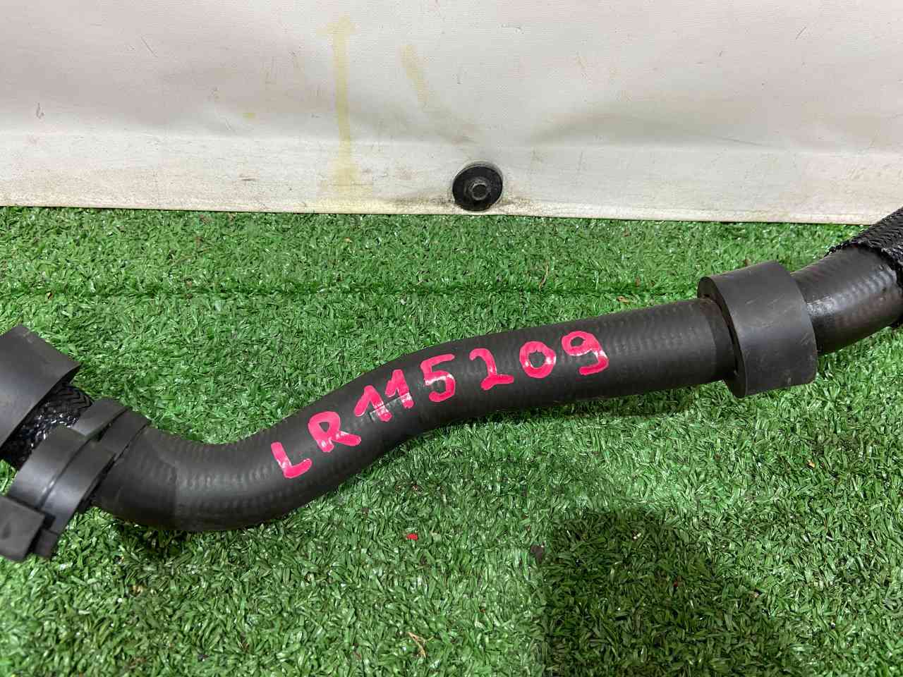 LR115209 Heater Hose Used Land Rover Discovery Sport L550 (2015-) cost 25 € in stock 1 pcs.