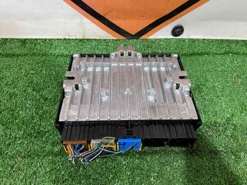 T2H9897 Adaptive Damping Module Jaguar F-Pace X761 (2017-) Used cost 180 € in stock 2 pcs.