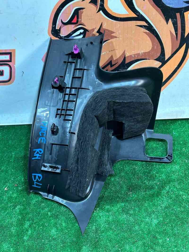T4A2996PVJ Door sill rear right Jaguar F-Pace X761 (2017-) used cost 20 € in stock 1 pcs.