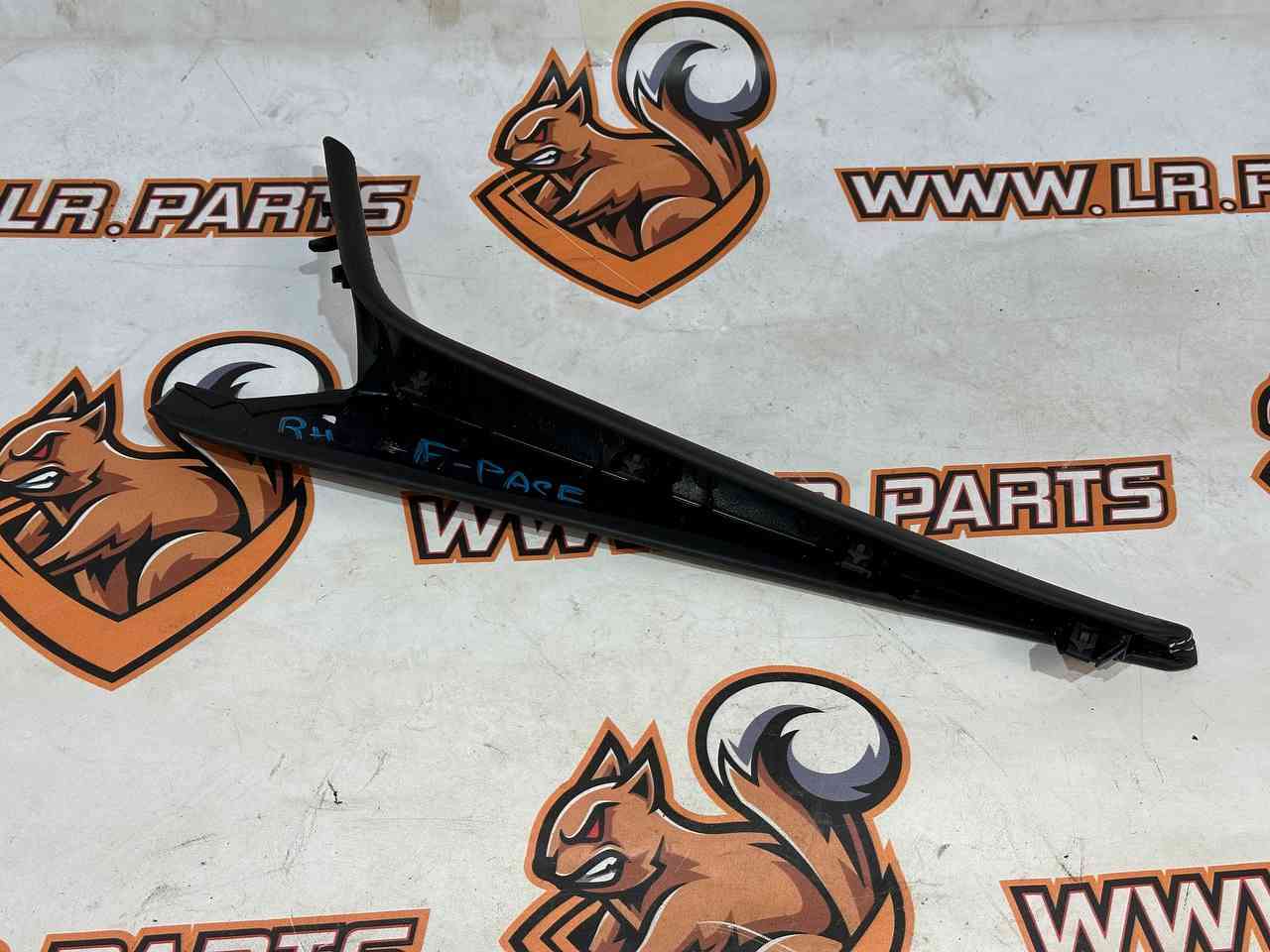 T4A5862QKW Right console trim for Jaguar F-Pace X761 (2017-) Used cost 100 € in stock 1 pcs.