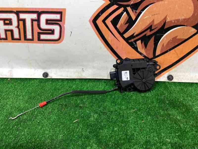 T4K1771 Trunk lid closer Jaguar I-Pace X590 (2018-) Used cost 90 € in stock 2 pcs.