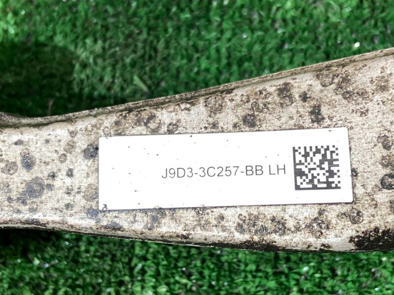 T4K5805 Front lower left control arm Jaguar I-Pace (2018-) Used cost 150 € in stock 7 pcs.