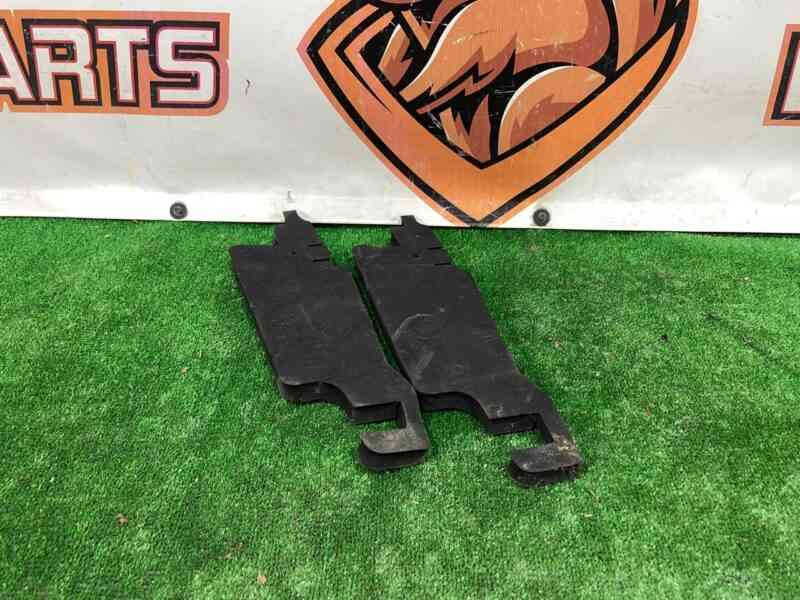 T4K7986 Hood hinge insulator Jaguar I-Pace X590 (2018-) used cost 14 € in stock 2 pcs.