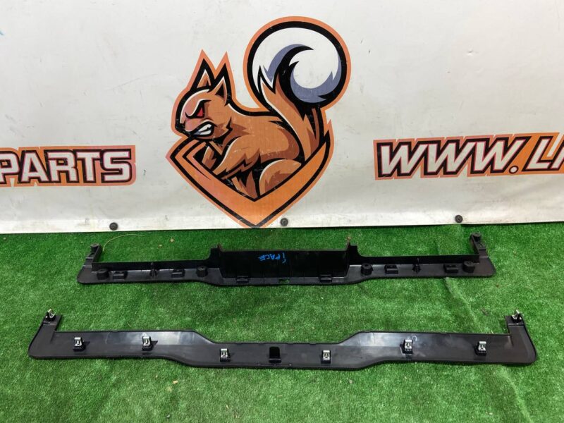 T4K8967 Rear seat pad lower with plate Jaguar I-Pace X590 (2018-) used cost 35 € in stock 1 pcs.
