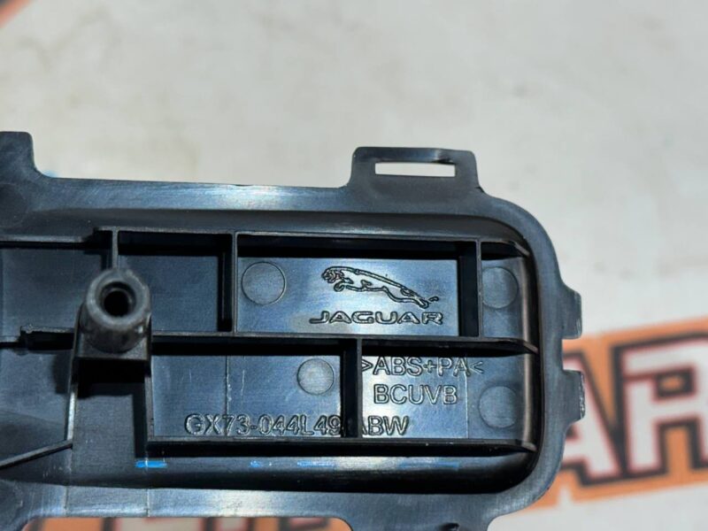 T4N4081 Used Jaguar F-Pace X761 (2017-) center console trim cost 19 € in stock 1 pcs.
