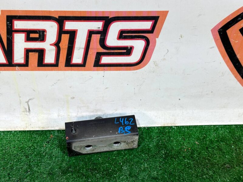 LR033057 Bracket for bumper amplifier left Range Rover Sport L494 (2014-2022) Used - Image 20