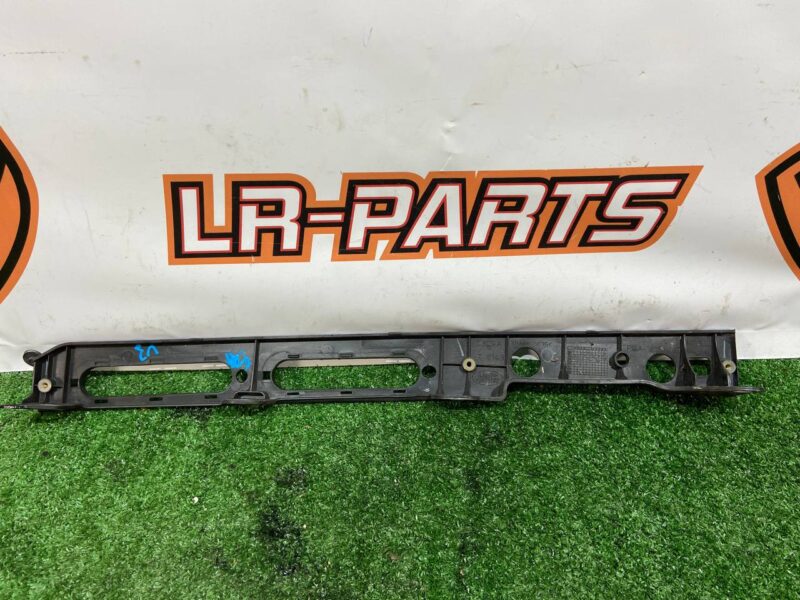 LR056963 Wing Mounting bracket upper left RANGE ROVER (L405) 2013- Used cost 30 € in stock 2 pcs.