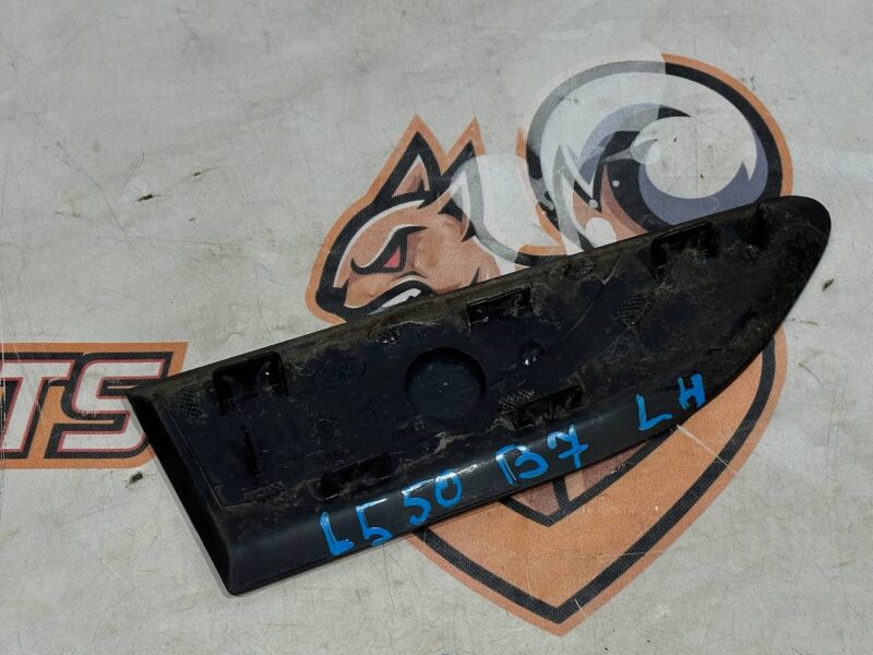 LR058539 Front left fender grille Land Rover Discovery Sport L550 (2015-) Used cost 100 € in stock 2 pcs.