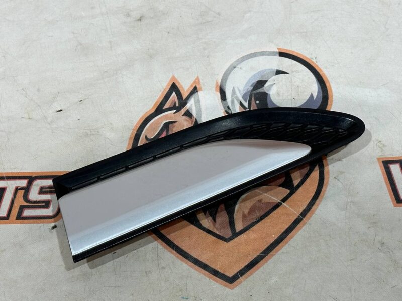 LR058539 Front left fender grille Land Rover Discovery Sport L550 (2015-) Used cost 100 € in stock 2 pcs.