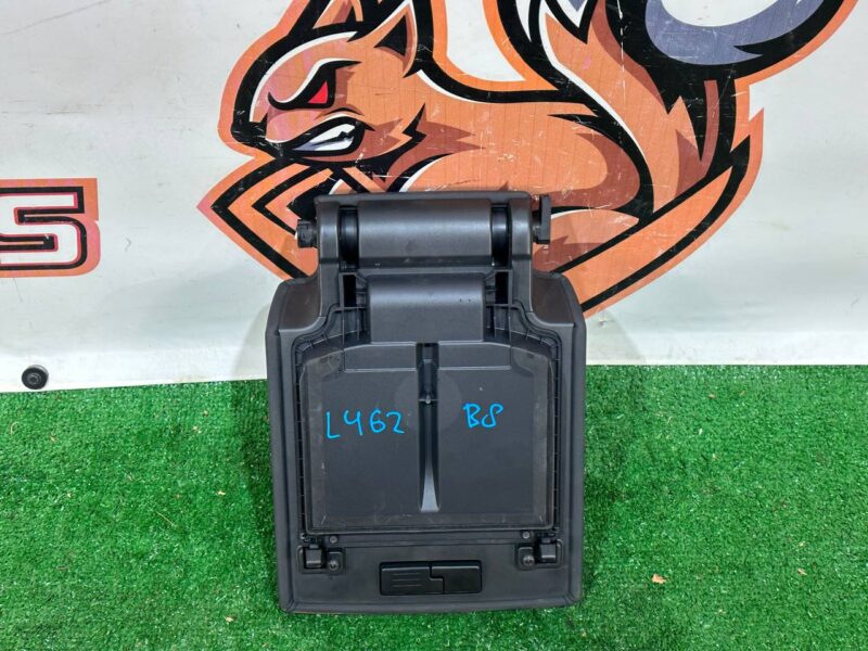 LR082447 Armrest cover of the center console Land Rover Discovery 5 L462 (2017-) USED cost 144,44 € in stock 1 pcs.