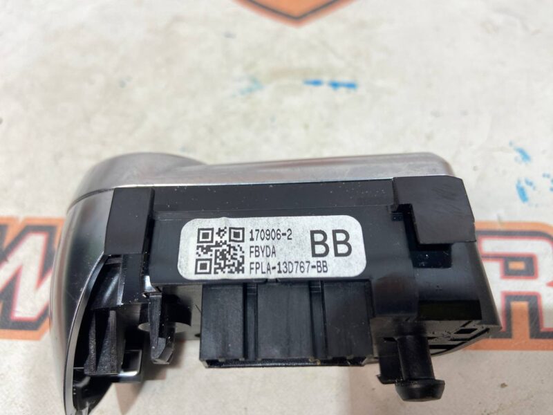 LR087480 Right Steering Wheel Switch Button for Range Rover L405 (2013-2021) cost 48 € in stock 1 pcs.