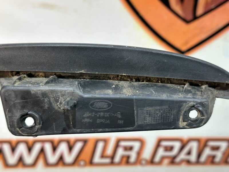 LR092697 Rear wheel arch molding right Range Rover Velar L560 (2018-) Used cost 55 € in stock 2 pcs.