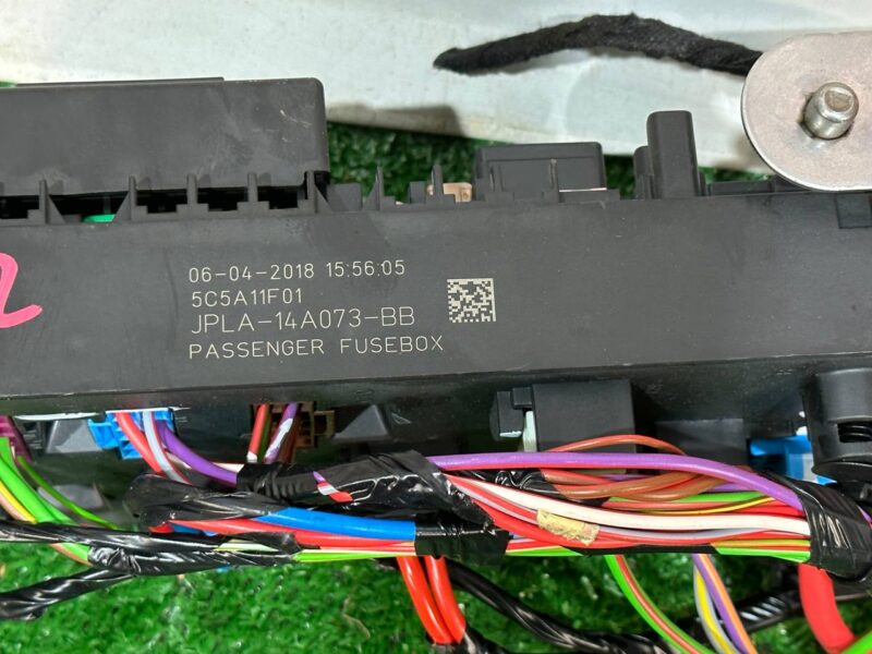 LR098969 Fuse Box Land Rover Discovery 5 L462 (2017-) Used - Image 27