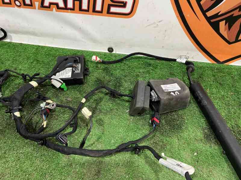 LR104902 Set of rear shock absorbers with wiring Land Rover Discovery Sport L550 (2015-) Used cost 500 € in stock 1 pcs.