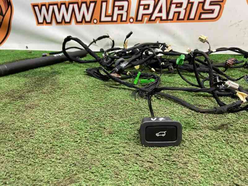 LR104902 Set of rear shock absorbers with wiring Land Rover Discovery Sport L550 (2015-) Used cost 500 € in stock 1 pcs.