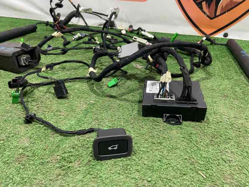 LR104902 Set of rear shock absorbers with wiring Land Rover Discovery Sport L550 (2015-) Used cost 500 € in stock 1 pcs.