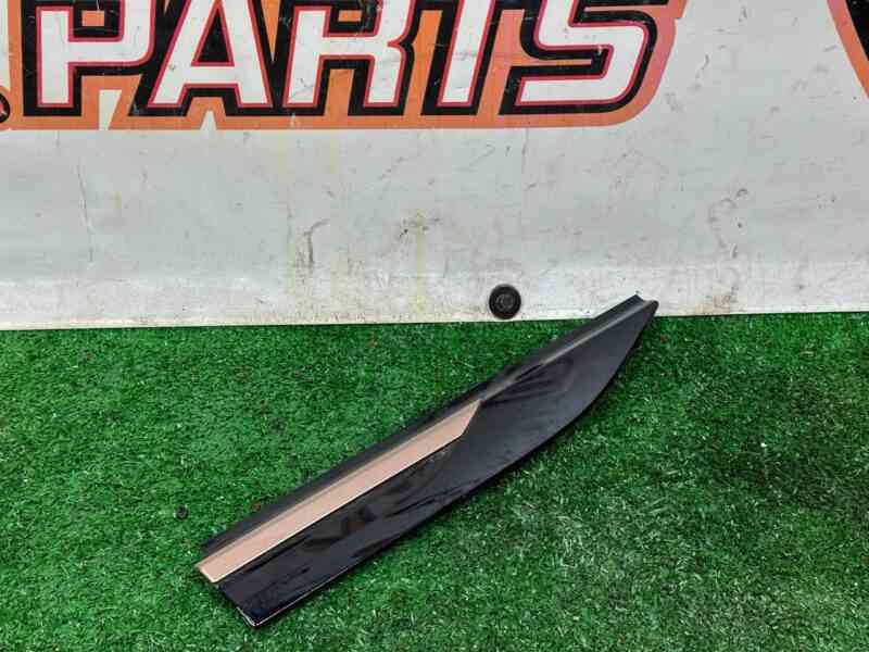 LR110615 Wing molding right Brunel Copper Range Rover Velar L560 (2018-) Used cost 60 € in stock 3 pcs.