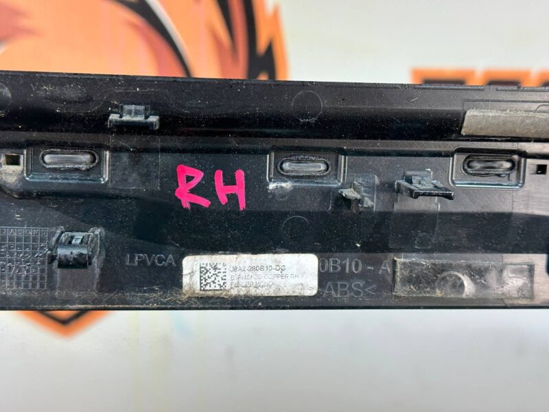 LR110615 Wing molding right Brunel Copper Range Rover Velar L560 (2018-) Used cost 60 € in stock 3 pcs.