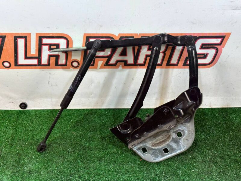 LR111644 Hood hinge right Range Rover Velar L560 (2018-) Used cost 50 € in stock 5 pcs.