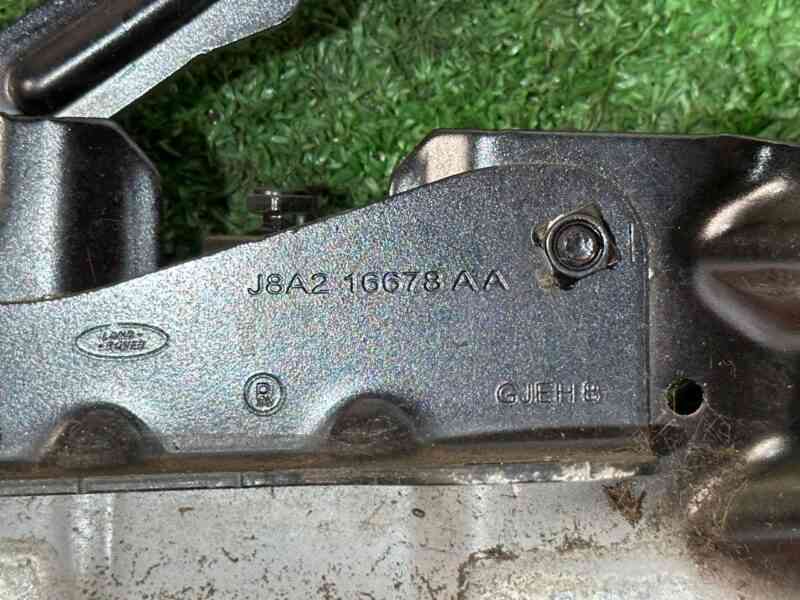 LR111644 Hood hinge right Range Rover Velar L560 (2018-) Used cost 50 € in stock 5 pcs.