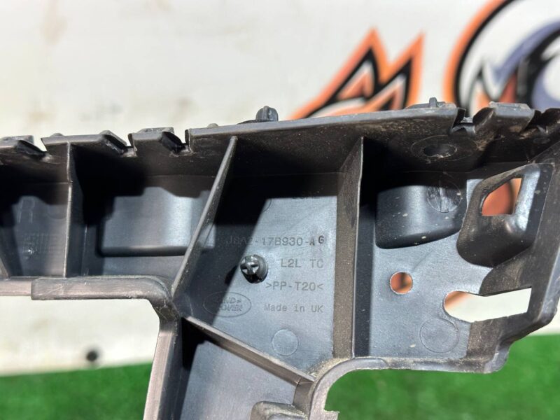 LR112657 Used RANGE ROVER VELAR (L560) bumper mounting bracket cost 38 € in stock 1 pcs.
