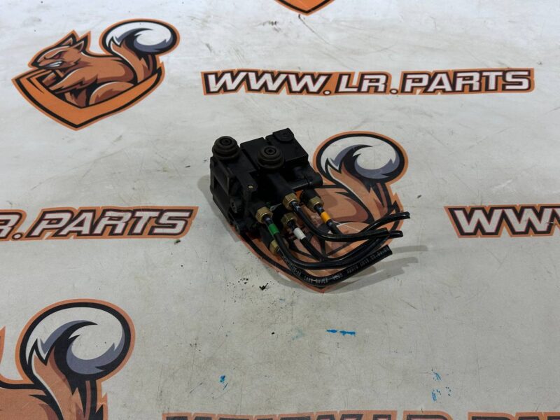 LR113342 Electromagnetic air suspension valve rear Range Rover Sport L494 Used - Image 39