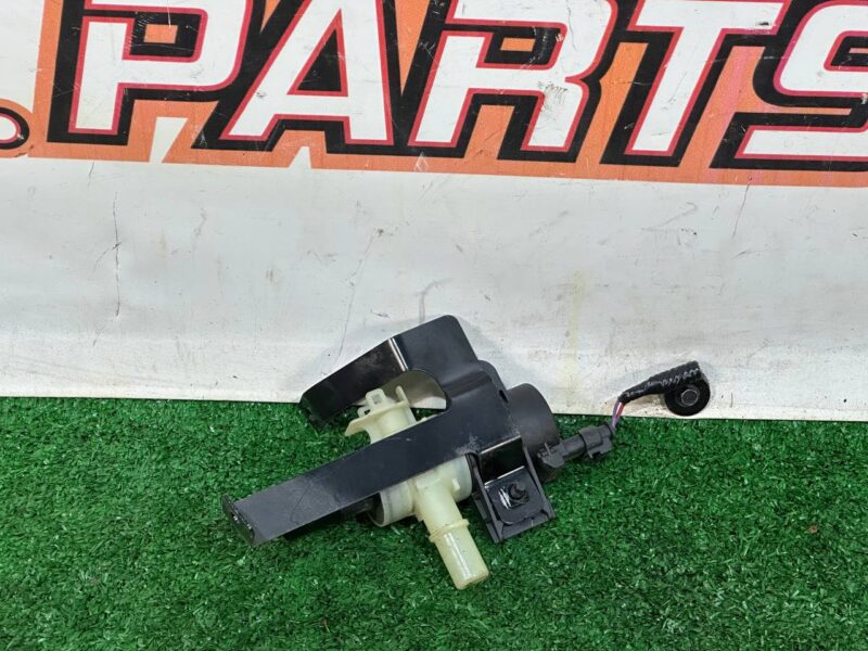 LR135214 Fuel system check valve Range Rover Velar L560 (2018-) used cost 150 € in stock 2 pcs.