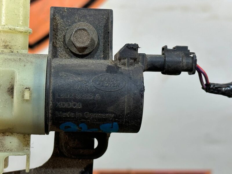 LR135214 Fuel system check valve Range Rover Velar L560 (2018-) used cost 150 € in stock 2 pcs.