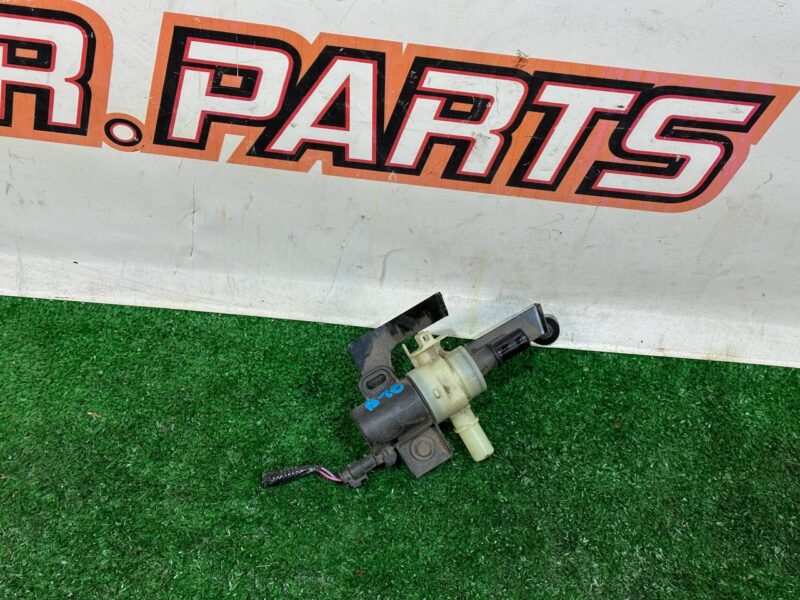 LR135214 Fuel system check valve Range Rover Velar L560 (2018-) used cost 150 € in stock 2 pcs.