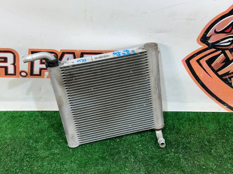 LR140294 Additional right radiator Range Rover Velar L560 (2018-) Used cost 225 € in stock 1 pcs.