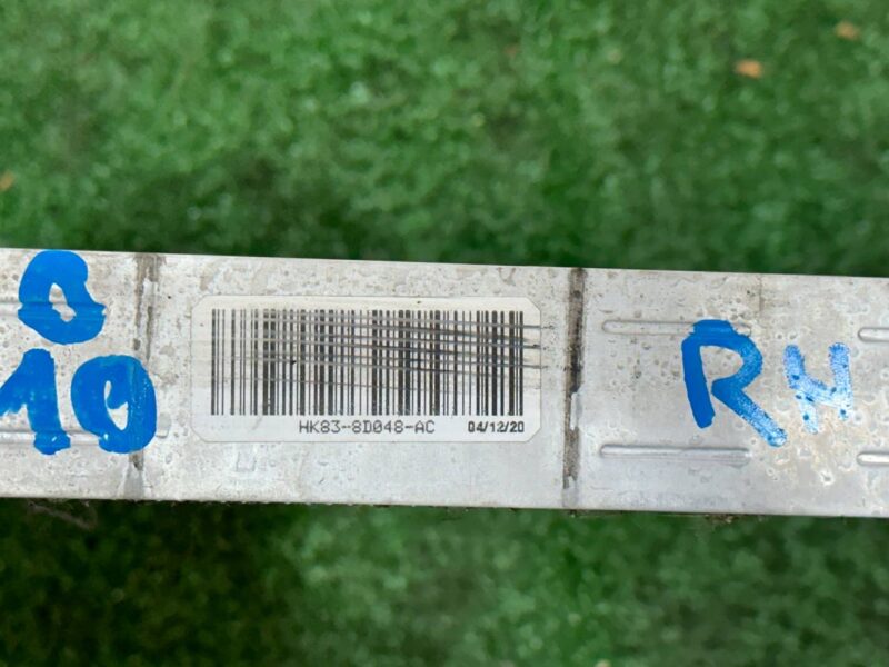 LR140294 Additional right radiator Range Rover Velar L560 (2018-) Used cost 225 € in stock 1 pcs.