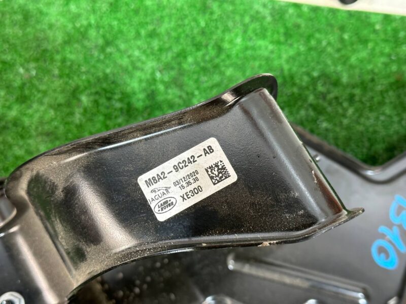 LR141093 Bracket for fuel vapor absorber Range Rover Velar L560 (2018-) used cost 65 € in stock 1 pcs.
