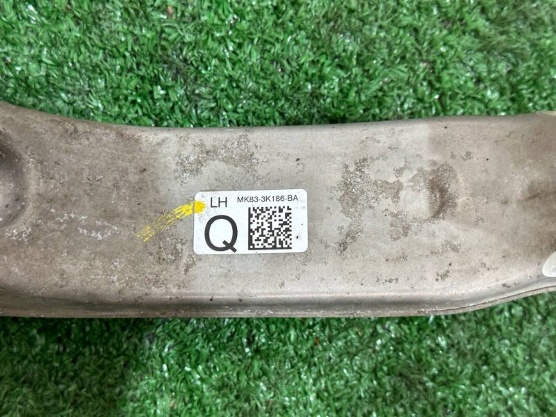 LR141975 Steering knuckle (trunnion) front left Range Rover Velar L560 (2018-) used cost 320 € in stock 1 pcs.