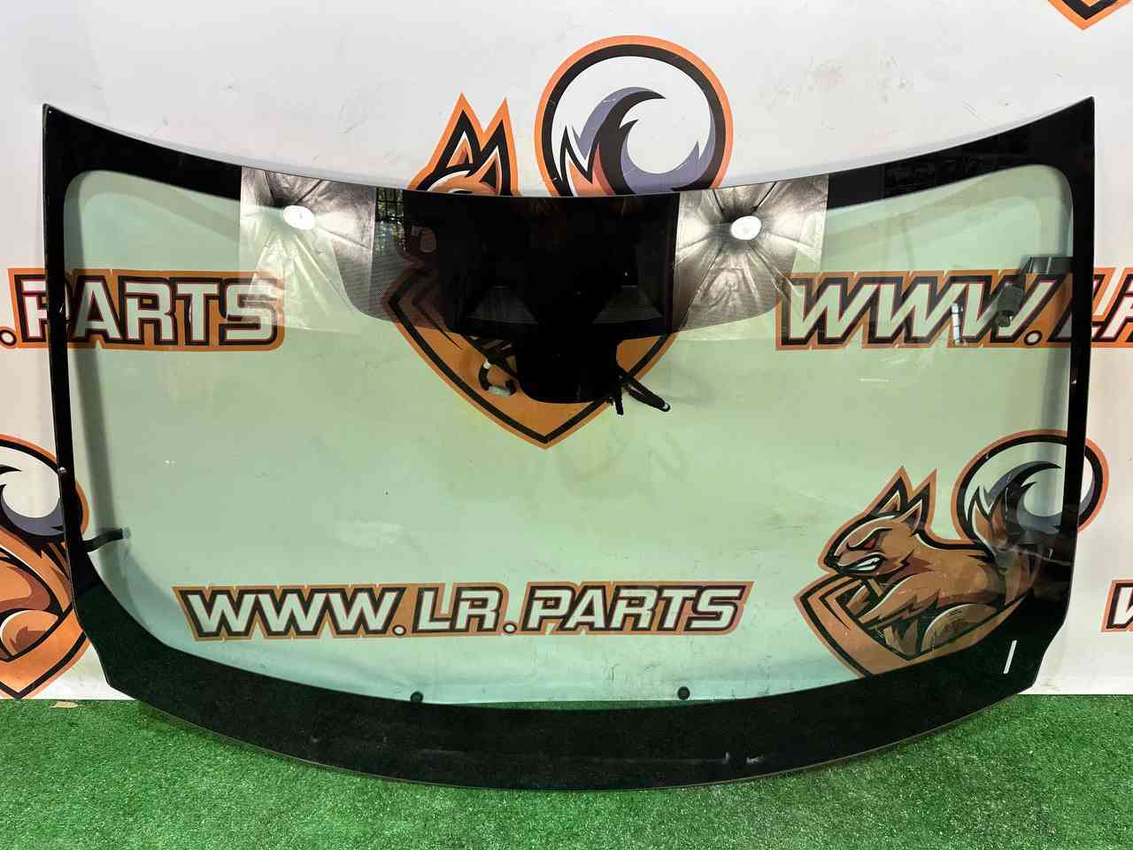 LR142815 Windshield glass Range Rover Velar L560 (2018-) used cost € in stock 1 pcs.