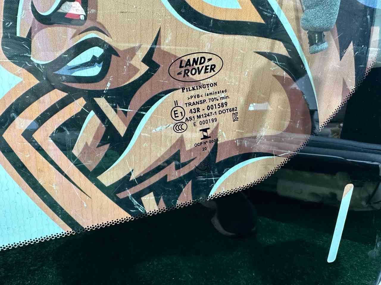 LR142815 Windshield glass Range Rover Velar L560 (2018-) used cost € in stock 1 pcs.