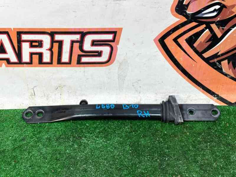 LR142870 Cup strut right Range Rover Velar L560 (2018-) used cost 15 € in stock 2 pcs.