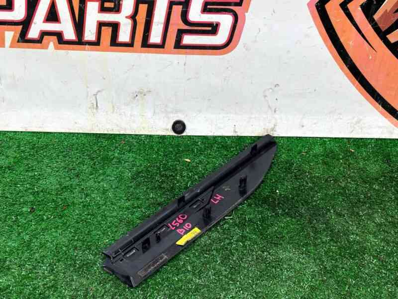 LR153975 Left wing molding Brunel Copper Range Rover Velar L560 (2018-) Used cost 60 € in stock 1 pcs.