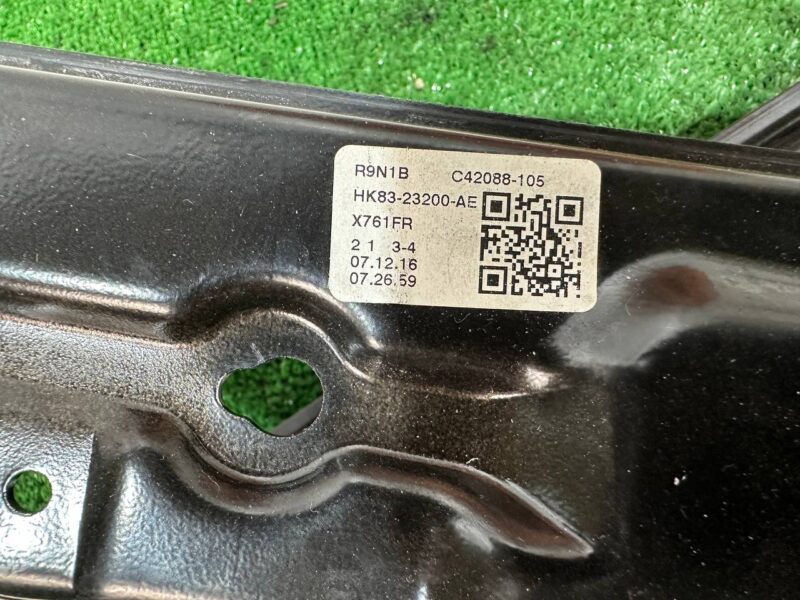 T4A46346 Window regulator front right Jaguar F-Pace X761 (2017-) used cost 100 € in stock 1 pcs.