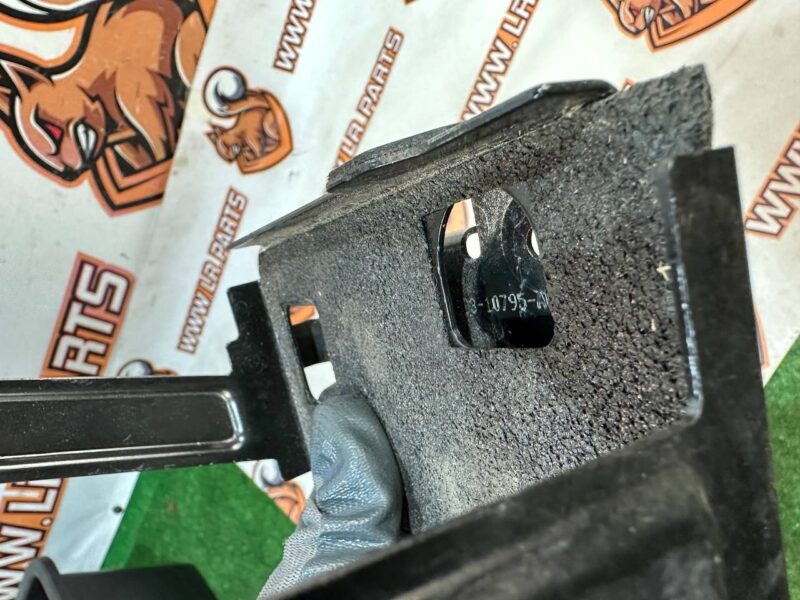 T4K11692 Bracket small battery Jaguar I-Pace X590 (2018-) used cost 20 € in stock 2 pcs.