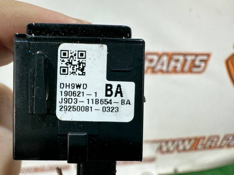 T4K1271 Jaguar I-Pace hood release button (2018-) used cost 40 € in stock 4 pcs.