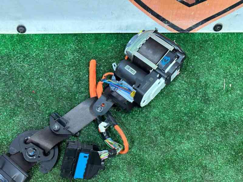 LR057427 Seat belt front left Range Rover L405 (2013-2021) used cost 150 € in stock 1 pcs.