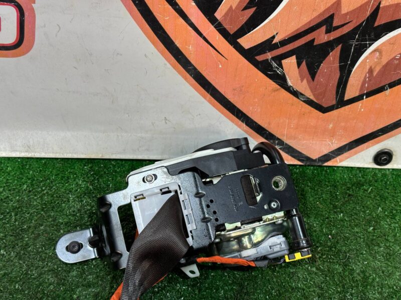 LR057427 Seat belt front left Range Rover L405 (2013-2021) used cost 150 € in stock 1 pcs.